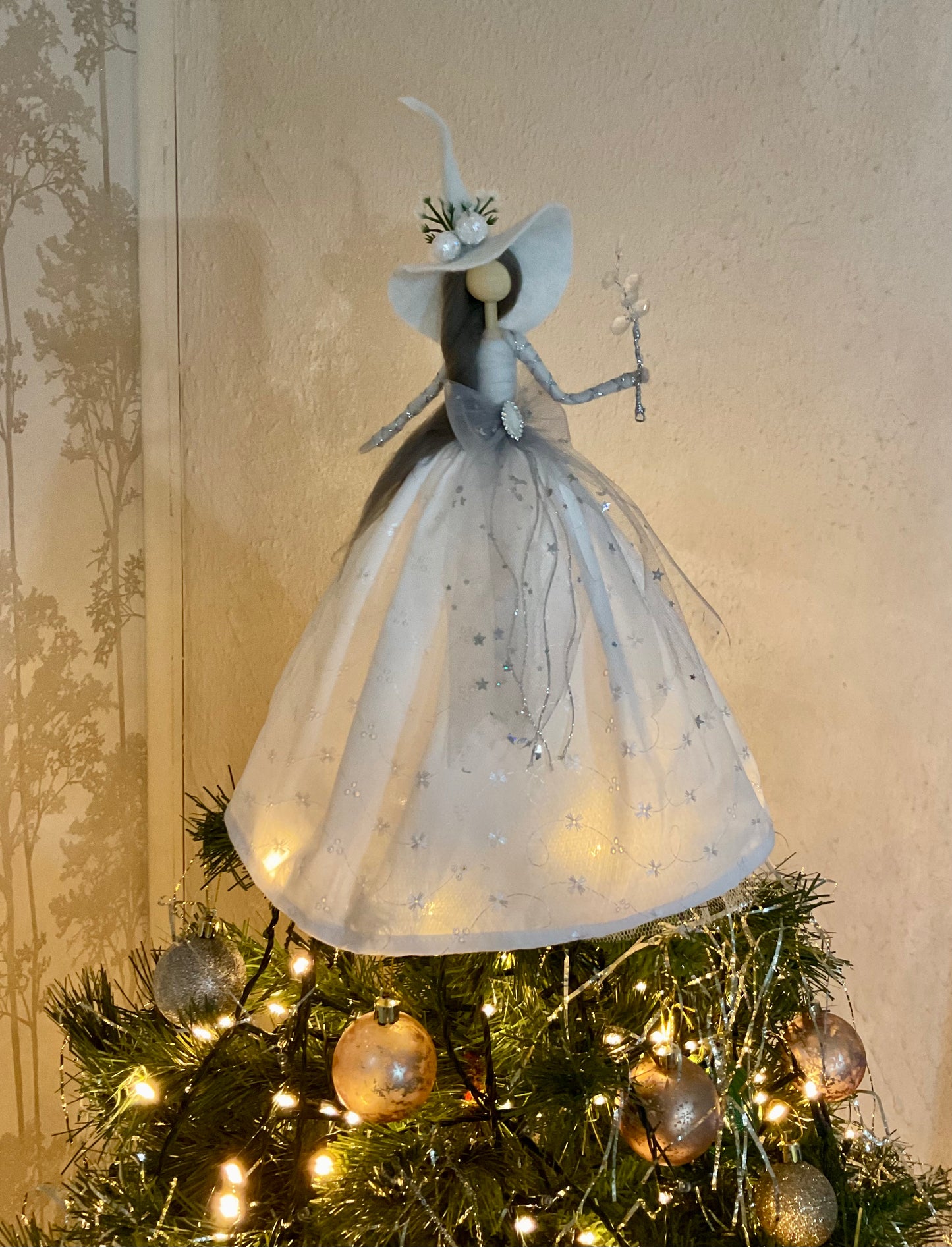 Broider anglaise white witch tree toppers
