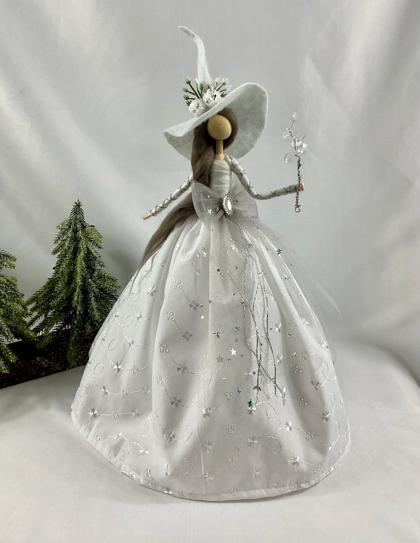 Broider anglaise white witch tree toppers